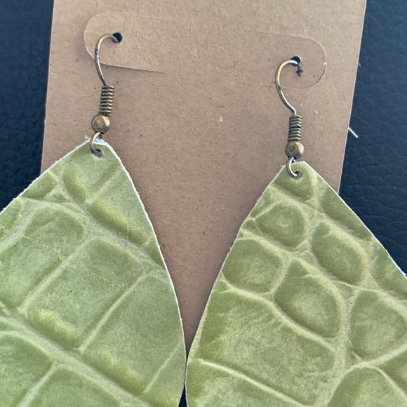 Elegant Green Teardrop Earrings - Picture 3 of 3